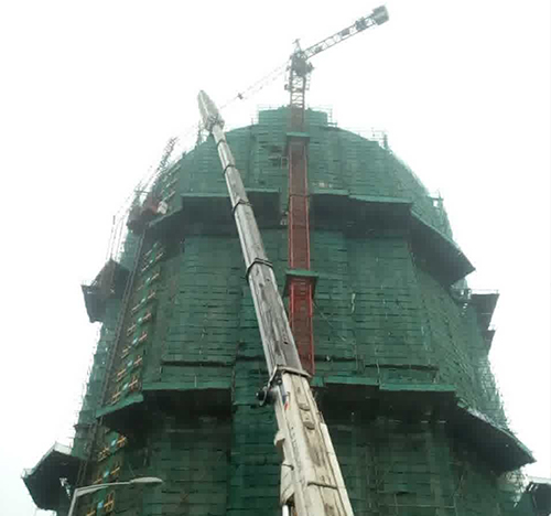 正定吊车在工地上作业